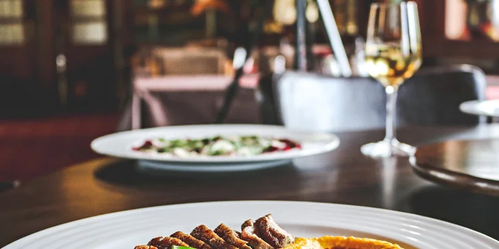 3chodové menu a lahvinka pro dva v botelu na Vltavě: lahůdky české i světové kuchyně a víno či prosecco