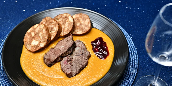 3chodové menu a lahvinka pro dva v botelu na Vltavě: lahůdky české i světové kuchyně a víno či prosecco