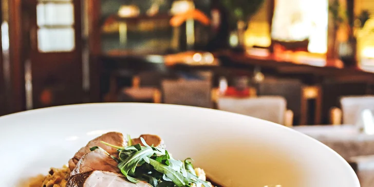 3chodové menu a lahvinka pro dva v botelu na Vltavě: lahůdky české i světové kuchyně a víno či prosecco