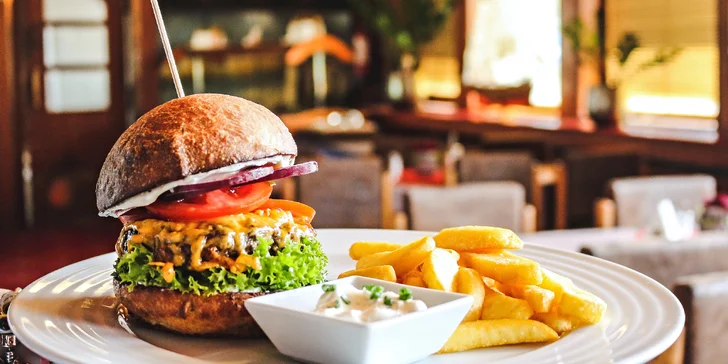 Romantika na vlnách Vltavy: bohaté tříchodové menu na lodi pro dvě osoby dle vašeho výběru