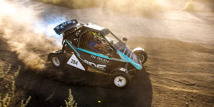 Zazávoďte si: 4–21 kol v závodní buggy na uzavřeném okruhu vč. paliva a kšiltovka na památku