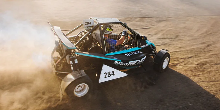 Zazávoďte si: 4–21 kol v závodní buggy na uzavřeném okruhu vč. paliva a kšiltovka na památku