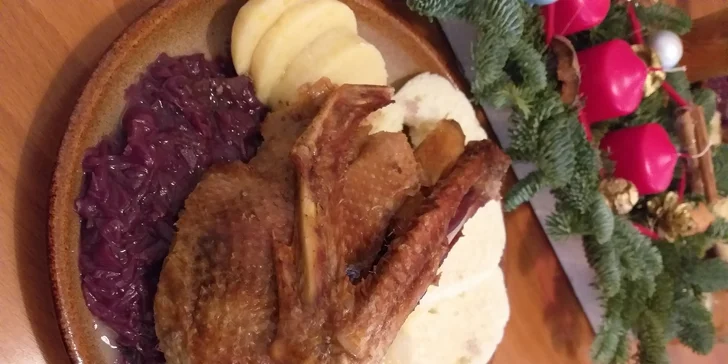 Výborná hostina pro 4 osoby: husa plněná jablky, zelí a knedlíky, lahev vína i koláč