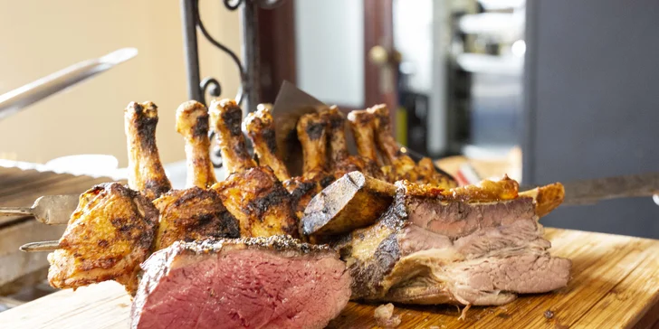 Oběd sněz, co můžeš v restauraci El Asador: maso z argentinského grilu, saláty i šumivé víno