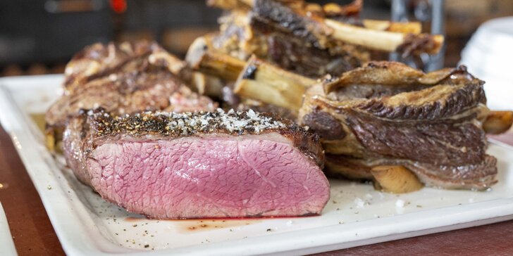 Oběd "sněz, co můžeš": maso z argentinského grilu, saláty i šumivé víno v restauraci El Asador