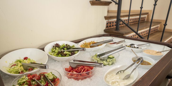 Oběd sněz, co můžeš v restauraci El Asador: maso z argentinského grilu, saláty i šumivé víno
