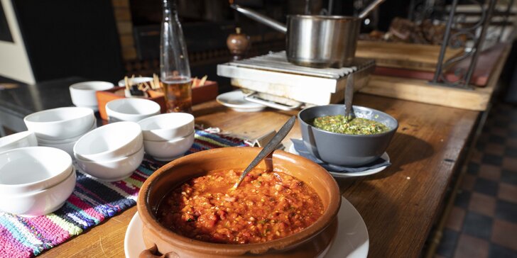 Oběd sněz, co můžeš v restauraci El Asador: maso z argentinského grilu, saláty i šumivé víno