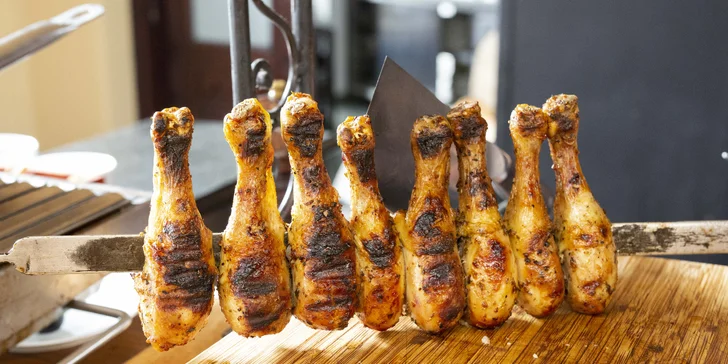 Oběd "sněz, co můžeš": maso z argentinského grilu, saláty i šumivé víno v restauraci El Asador
