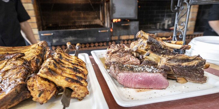 Oběd "sněz, co můžeš": maso z argentinského grilu, saláty i šumivé víno v restauraci El Asador