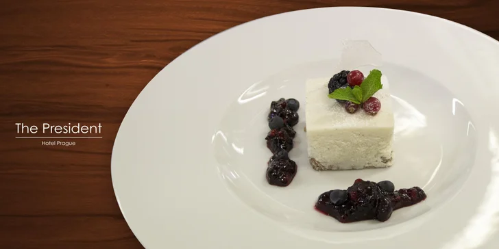 Celou hostinu korunuje limetková panna cotta s coulis s lesními plody.