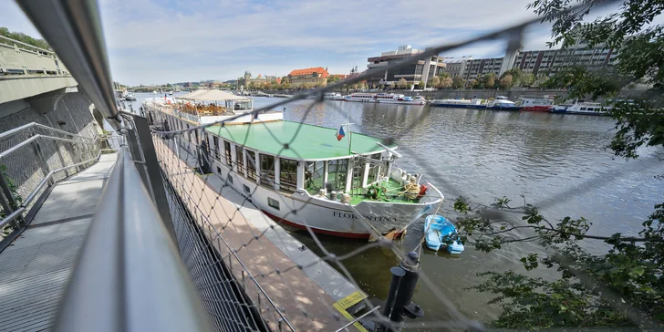 Romantický pobyt na lodi na Vltavě: krásné kajuty, jídlo i možnost plavby