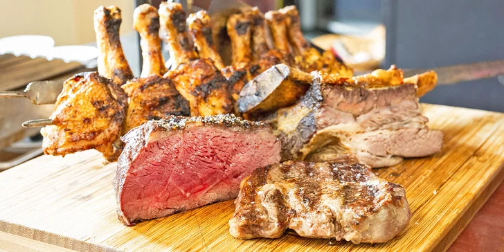 Oběd sněz, co můžeš v restauraci El Asador: maso z argentinského grilu, saláty i šumivé víno