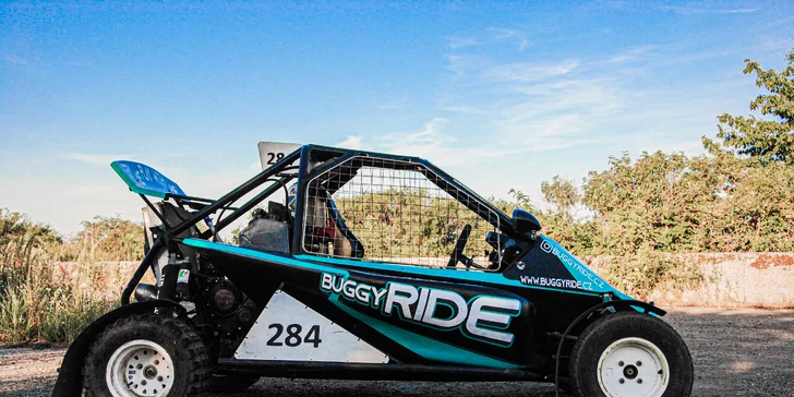 Zazávoďte si: 4–21 kol v závodní buggy na uzavřeném okruhu vč. paliva a kšiltovka na památku