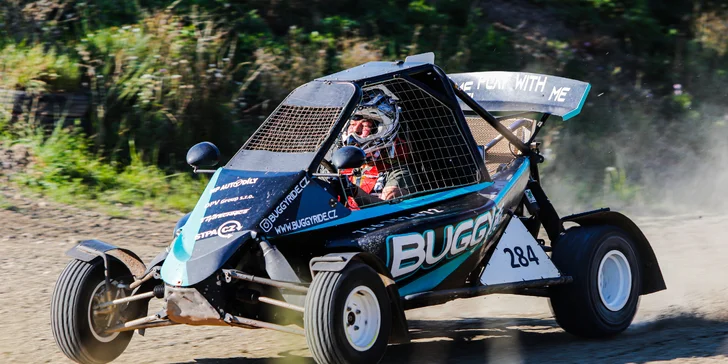 Zazávoďte si: 4–21 kol v závodní buggy na uzavřeném okruhu vč. paliva a kšiltovka na památku