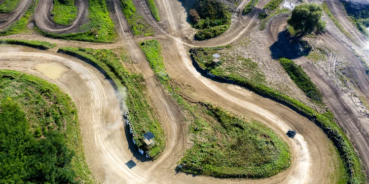 Zazávoďte si: 4–21 kol v závodní buggy na uzavřeném okruhu vč. paliva a kšiltovka na památku