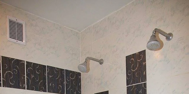 Nechybí sprchy ani šatny. 