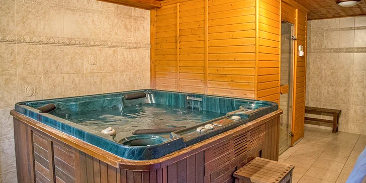 Privátní wellness pro dva: whirlpool, sauna, masážní křeslo i sekt a káva