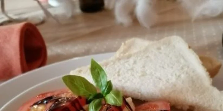 Tříchodové menu pro 2 osoby: přípitek, grilované maso i dezert z mascarpone