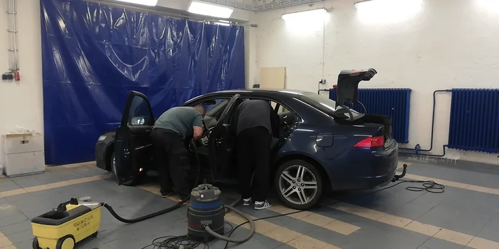 Profesionální čištění interiéru nebo exteriéru osobního automobilu