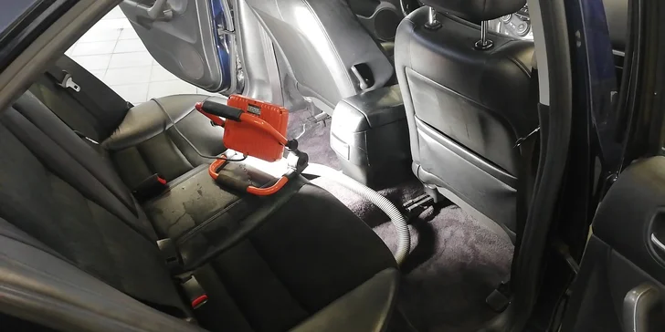Profesionální čištění interiéru nebo exteriéru osobního automobilu