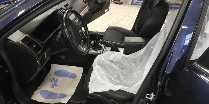 Profesionální čištění interiéru nebo exteriéru osobního automobilu