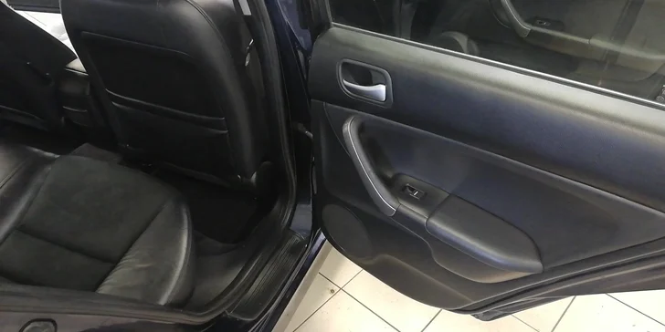 Profesionální čištění interiéru nebo exteriéru osobního automobilu