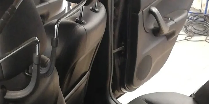 Profesionální čištění interiéru nebo exteriéru osobního automobilu