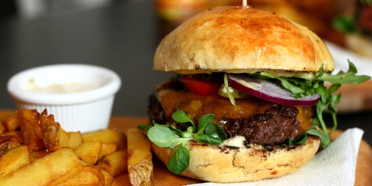 Burger podle výběru z 5 druhů včetně vege, hranolky a domácí limonáda pro 1 i 2 osoby