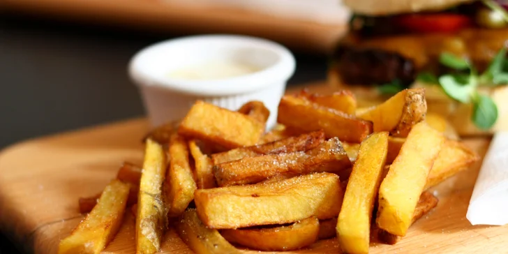Burger podle výběru z 5 druhů včetně vege, hranolky a domácí limonáda pro 1 i 2 osoby