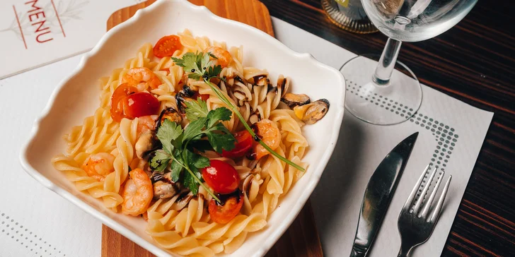 Menu v italské restauraci: krevety s rukolou i pancetta na balsamikovém octu