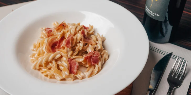 Menu v italské restauraci: krevety s rukolou i pancetta na balsamikovém octu