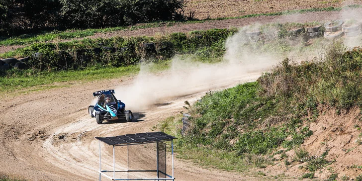 Zazávoďte si: 4–21 kol v závodní buggy na uzavřeném okruhu vč. paliva a kšiltovka na památku
