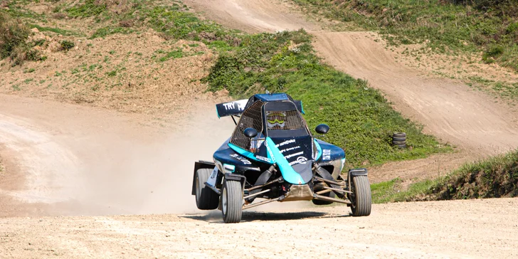 Zazávoďte si: 4–21 kol v závodní buggy na uzavřeném okruhu vč. paliva a kšiltovka na památku