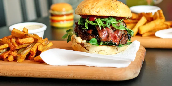 Burger podle výběru z 5 druhů včetně vege, hranolky a domácí limonáda pro 1 i 2 osoby