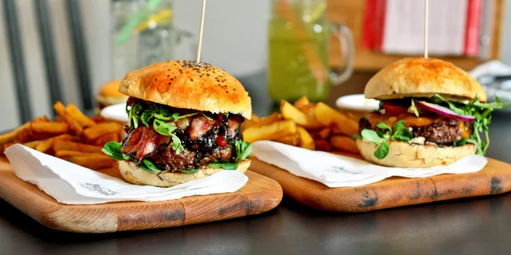 Burger podle výběru z 5 druhů včetně vege, hranolky a domácí limonáda pro 1 i 2 osoby