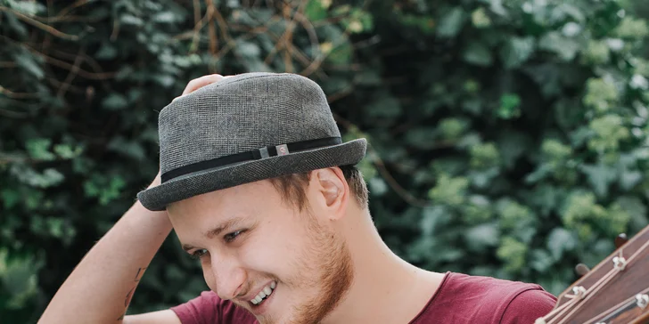 Naučte se na kytaru či ukulele: online kurzy s oblíbeným zpěvákem Voxelem pro začátečníky i pokročilé