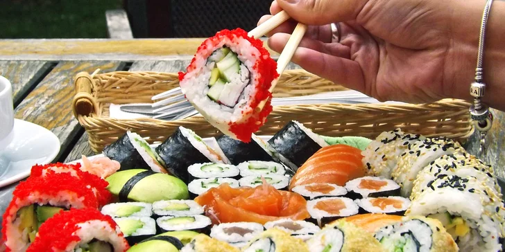 Pestré sushi sety s sebou: 24 ks nebo až 81 kousků i s polévkou a salátem