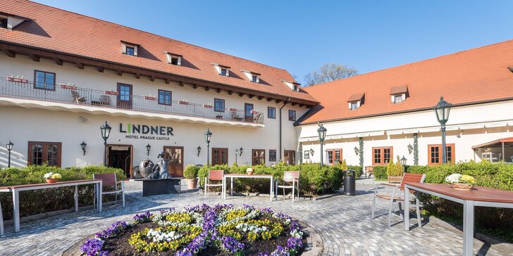 Historický hotel u Strahovského kláštera: snídaně či polopenze, možnost sauny i lahve prosecca