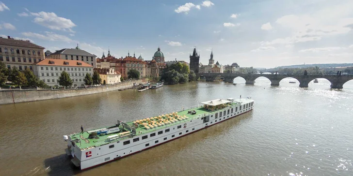 Romantický pobyt na lodi na Vltavě: krásné kajuty, jídlo i možnost plavby