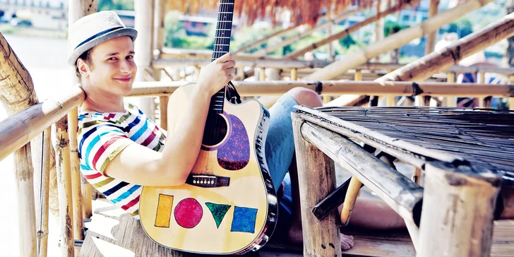 Naučte se na kytaru či ukulele: online kurzy s oblíbeným zpěvákem Voxelem pro začátečníky i pokročilé