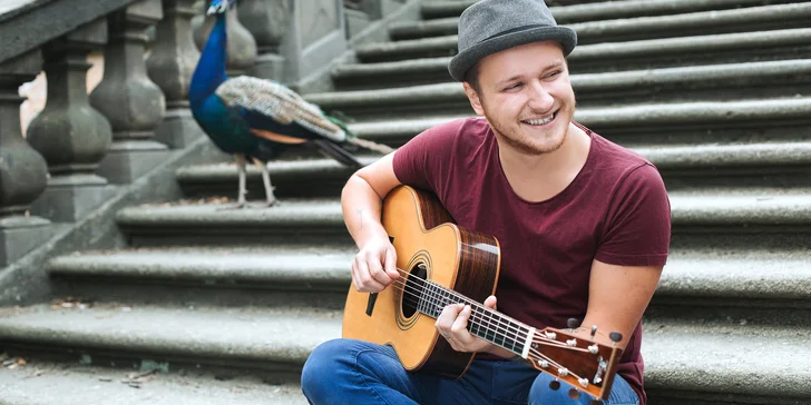 Naučte se na kytaru či ukulele: online kurzy s oblíbeným zpěvákem Voxelem pro začátečníky i pokročilé