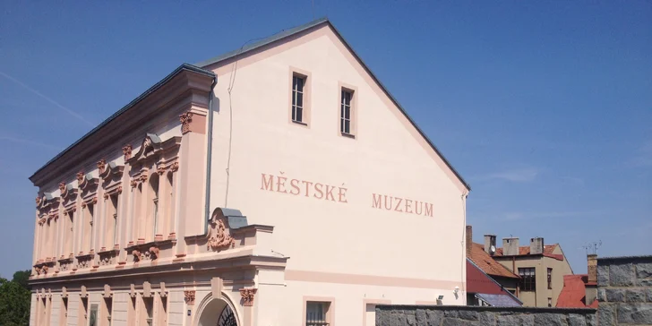 Jedno či dvě nadupaná burger menu s hranolky, cibulovými kroužky i kukuřicí a salátem