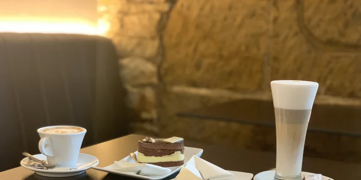 Káva podle výběru z 10 druhů a dort nebo prosecco pro 1 i 2 osoby