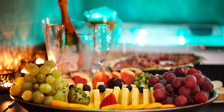 Privátní wellness s romantickou výzdobou: ovoce, obložená mísa, drinky či šampaňské, vířivka, sauna i masáž