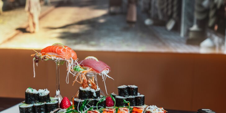 Vyladěné sushi sety s lososem, úhořem, krevetami, tempurou i plátky ryb sashimi