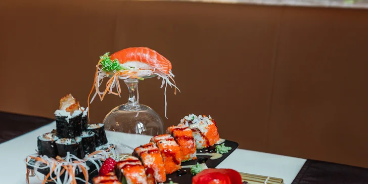 Vyladěné sushi sety s lososem, úhořem, krevetami, tempurou i plátky ryb sashimi