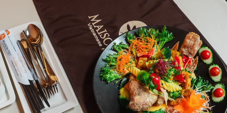 Vietnamské menu pro 1, 2 nebo 4 osoby: rýžové nudle, závitky, losos, kachna i chňápal