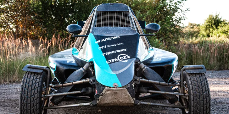 Zazávoďte si: 4–21 kol v závodní buggy na uzavřeném okruhu vč. paliva a kšiltovka na památku