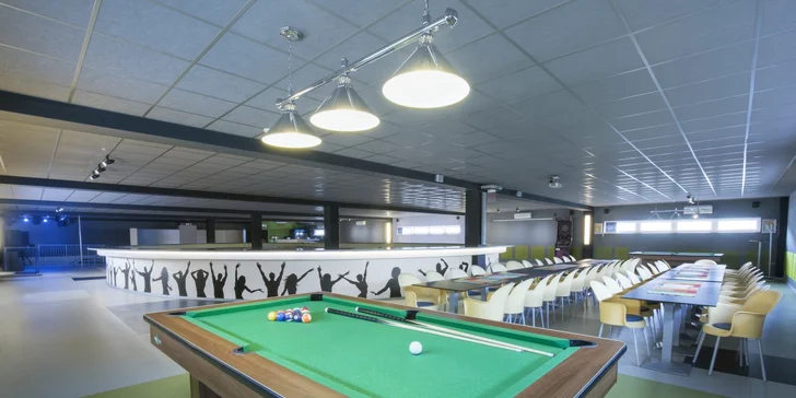 2 hodiny bowlingu až pro 8 hráčů a kilo kuřecích řízků s okurkami i pečivem