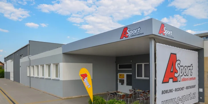 2 hodiny bowlingu až pro 8 hráčů a kilo kuřecích řízků s okurkami i pečivem